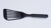 Лопатка поварская с прорезями КНР нейлон черный короткая ручка A016 /1/24/