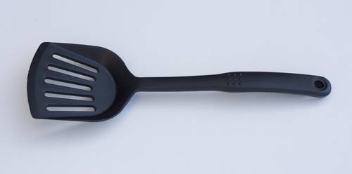 Лопатка поварская с бортиками и прорезями КНР нейлон черный длинная ручка A002 /1/24/ Лопатка поварская с бортиками и прорезями КНР нейлон черный длинная ручка A002 /1/24/