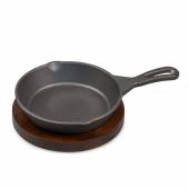 Сковородка алюминиевая черная (16*3,5 см) для подачи на деревянной подставке Proff Cuisine SG-69823 Сковородка алюминиевая черная (16*3,5 см) для подачи на деревянной подставке Proff Cuisine SG-69823